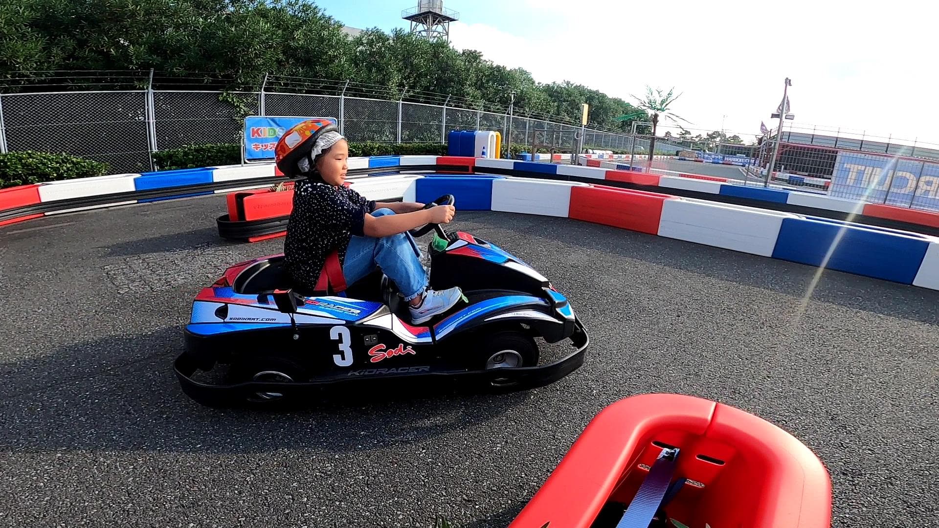 幕張のキッズカートを運転する子ども