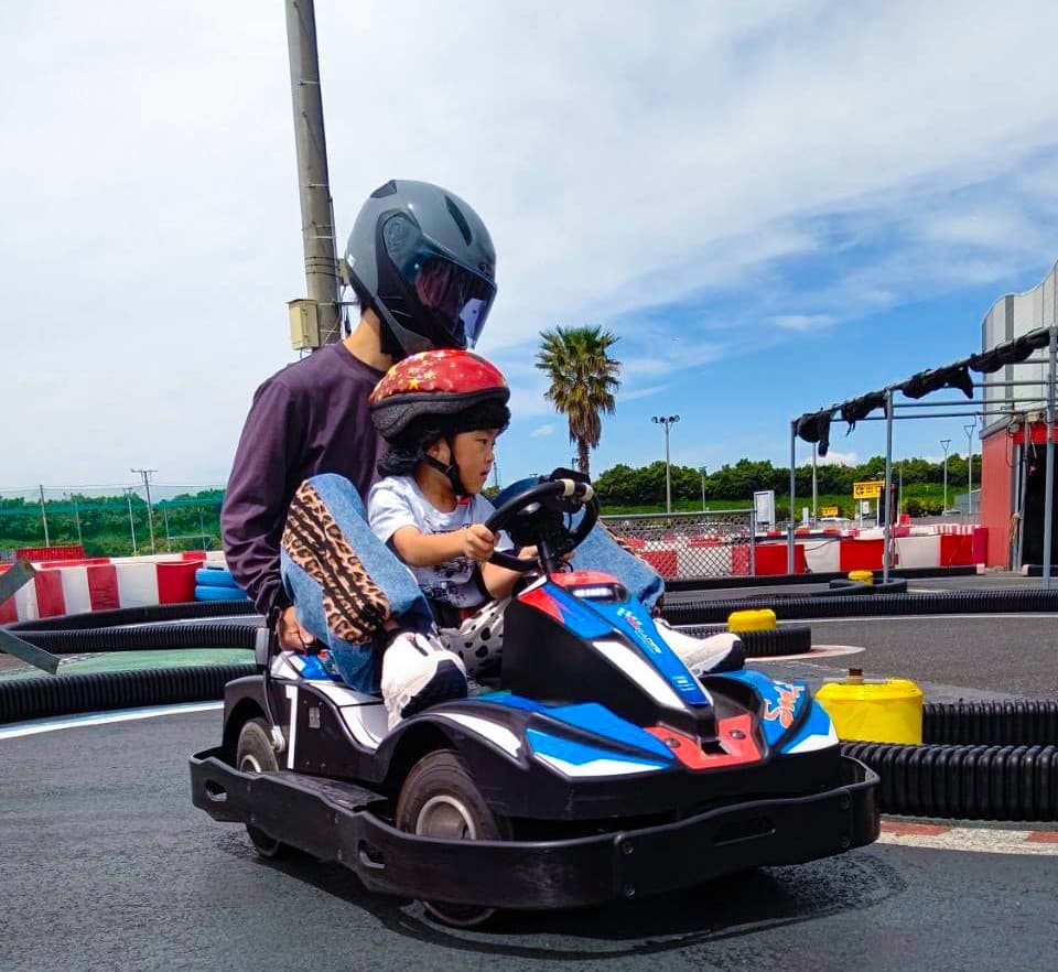 A parent and child enjoying a two-person ride at Kisarazu